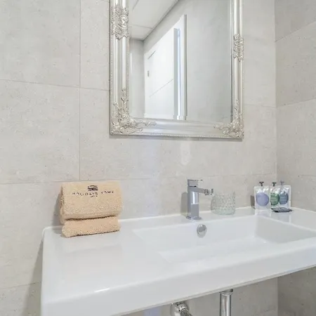 Beautiful In With 2 Bedrooms, Wifi And Swimming Pool Appartamento *