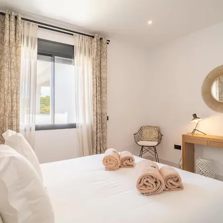 Appartement Beautiful In With 2 Bedrooms, Wifi And Swimming Pool